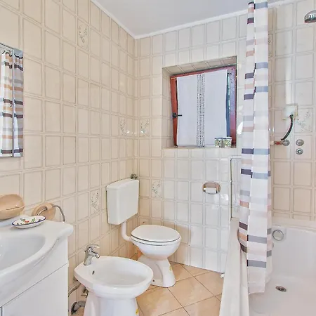 6 Bedroom Lovely Home In Liznjan Feriehus *