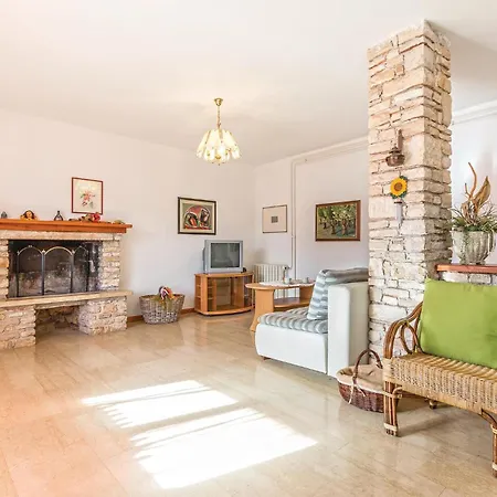 6 Bedroom Lovely Home In Liznjan *