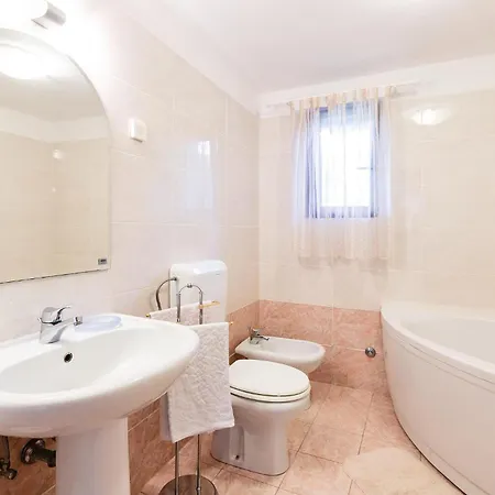 6 Bedroom Lovely Home In Liznjan *